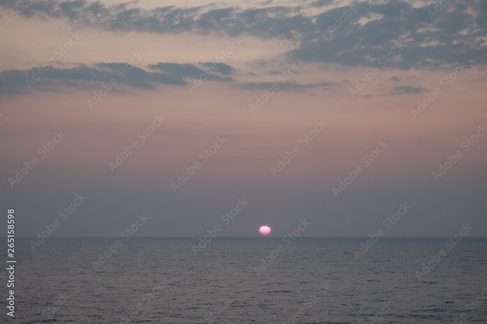 Atardecer y puesta de sol en el mar Mediterraneo