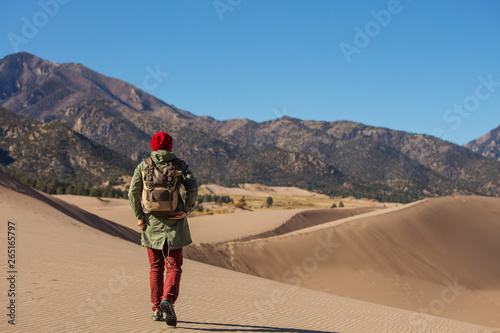 Wallpaper Mural A tourist traveled through the desert Torontodigital.ca
