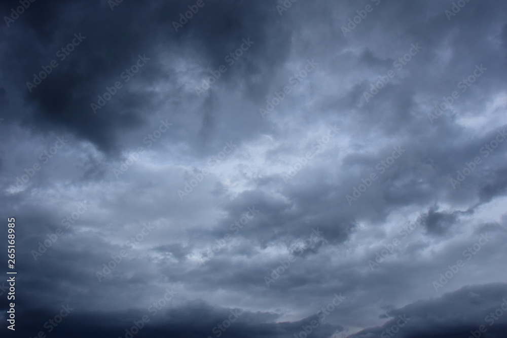 Düstere dunkle Wolken am Himmel - Gewitterfront - Schlechtwetterfront Düstere dunkle Wolken am Himmel - Gewitterfront - Schlechtwetterfront