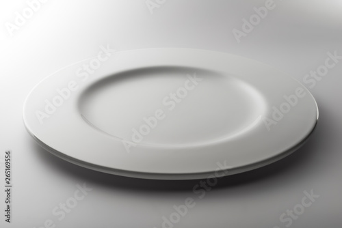 Round white plate of high thickness