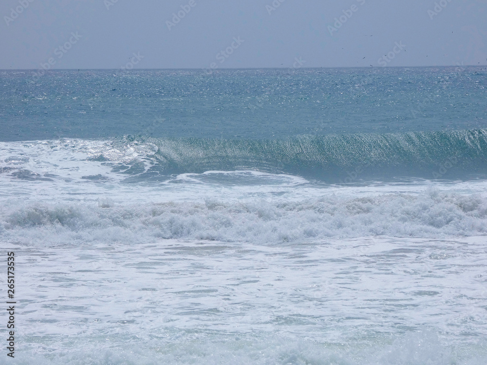 Grandes olas esperando surfistas para que las cabalguen Grandes olas esperando surfistas para que las cabalguen