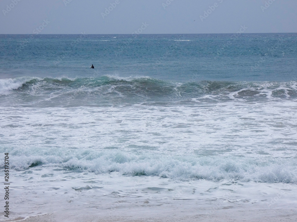 Grandes olas esperando surfistas para que las cabalguen Grandes olas esperando surfistas para que las cabalguen