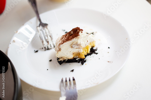 Canvas Print Piece of chocolate cream cake leftover on a plate close up