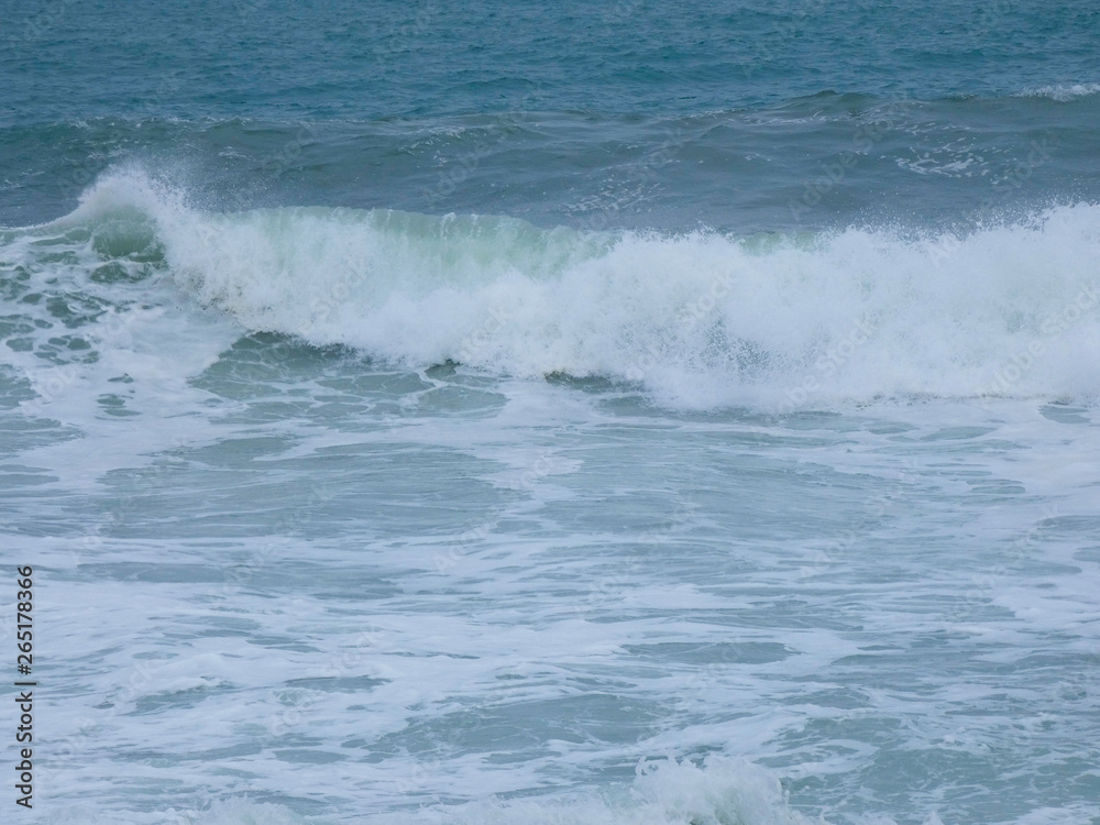 Olas llegando con fuerza a la costa, debido a una tormenta.