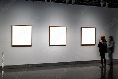 Obraz na płótnie woman in gallery w salonie