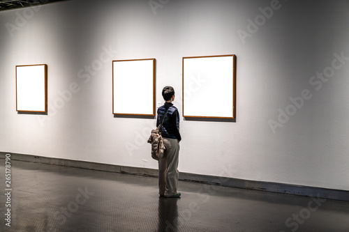 Obraz na płótnie woman in gallery w salonie