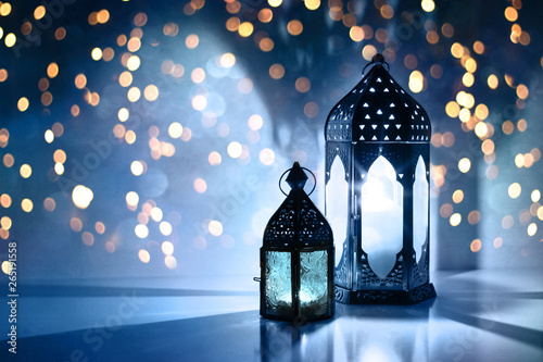 Quadro su tela Couple of glowing Moroccan ornamental lanterns on the table