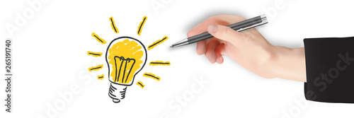 Hand zeichnet leuchtende Glühbirne auf Papier