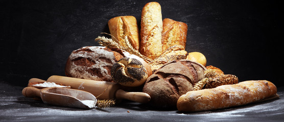 Papier peint photo Boulangerie Pains et petits pains sur table rustique  © beats_