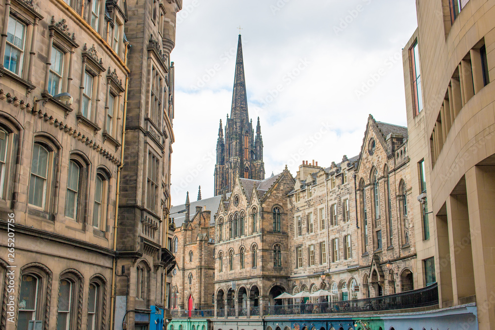 Obraz premium Victoria Street and The Hub in the Old Town Edinburgh Scotland