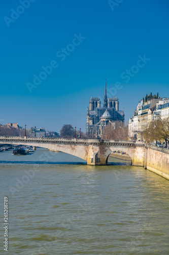  Paris, Notre-Dame cathedral and the Tournelle bridge in the center, ile de la Cite and ile Saint-Louis