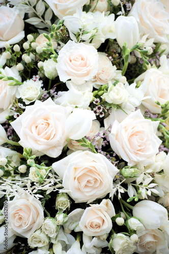 A bouquet of white roses © ResiLente