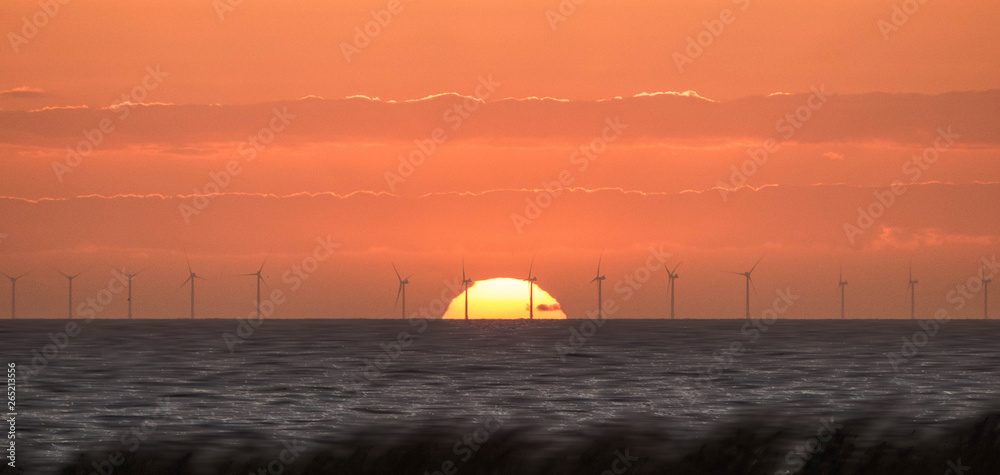 Atlantik-Windkraftanlage im Sonnenuntergang