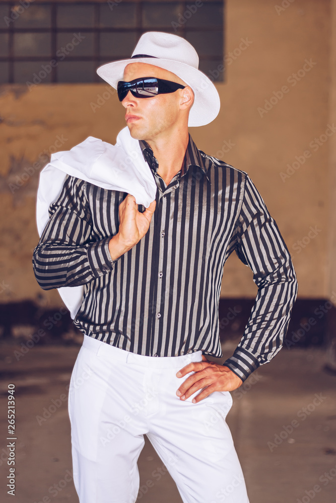 fashionable man with black , white hat and white summer suit posing. Stock-foto | Stock