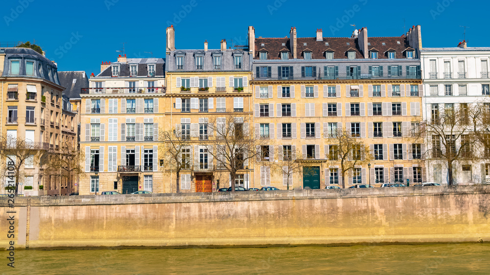 Paris, ile Saint-Louis, beautiful houses quai d’Anjou