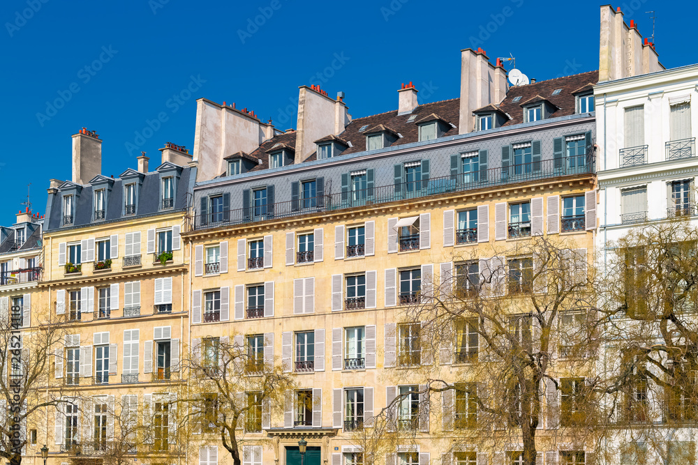 Fototapeta premium Paris, ile Saint-Louis, beautiful houses quai d’Anjou