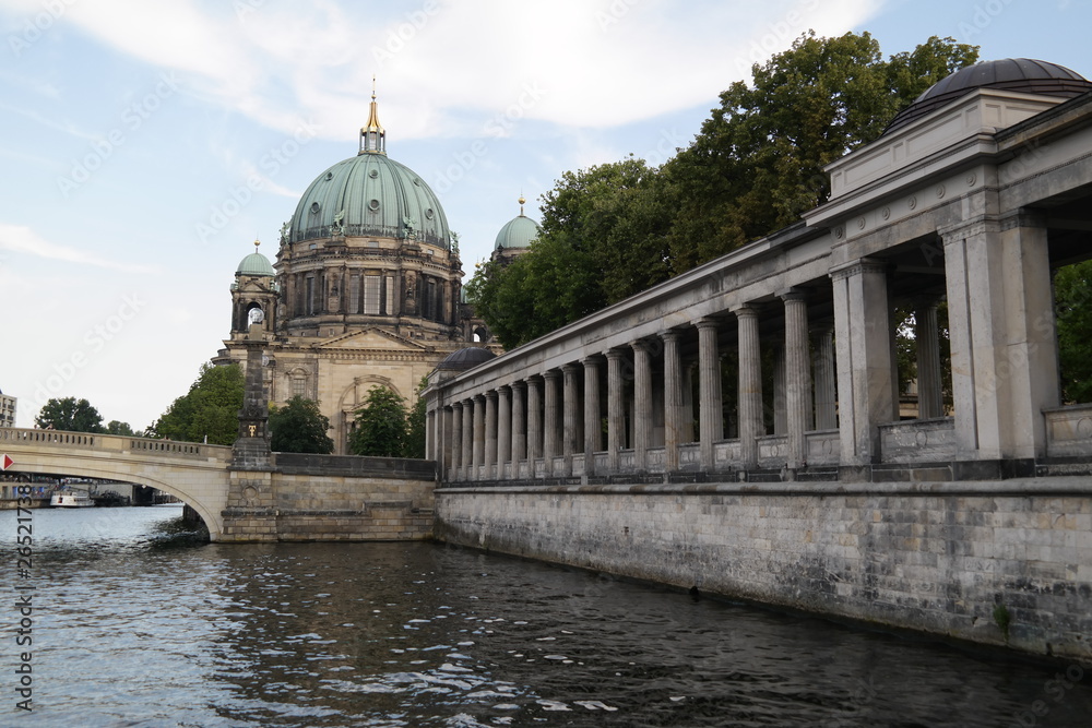 Berlin Museumsinsel über Wasser