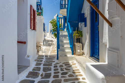 Fototapeta Naklejka Na Ścianę i Meble -  Street in Mykonos, Greece