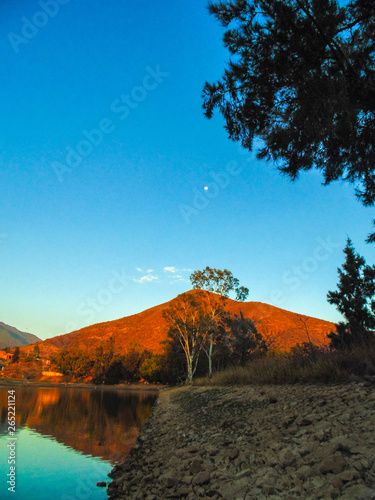 aterdecer con la luna photo