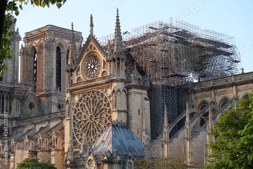 Cathédrale Notre Dame de Paris après l'incendie du 15 avril 2019 : vue sur le pignon sud calciné, la rosace et l'échafaudage (France)