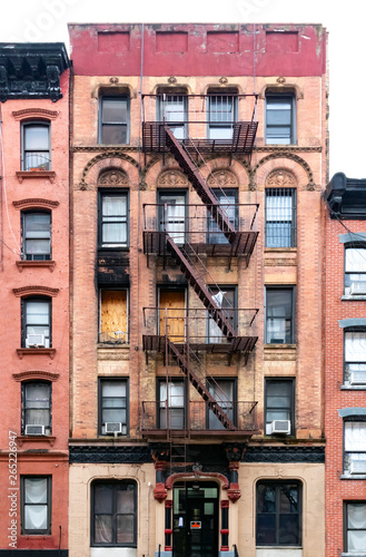 Canvas Print Old condemned building with boarded windows in the Lower East Side neighborhood