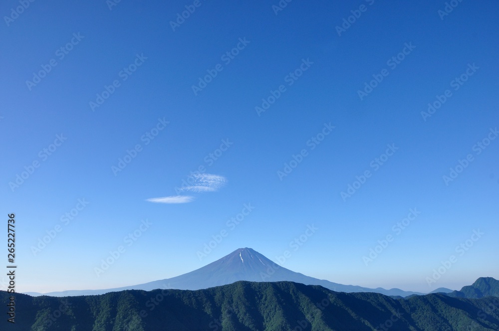 夏富士に青空