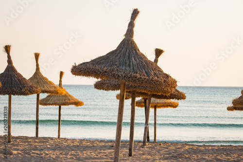 Sonnenschirm am Strand von Mallorca