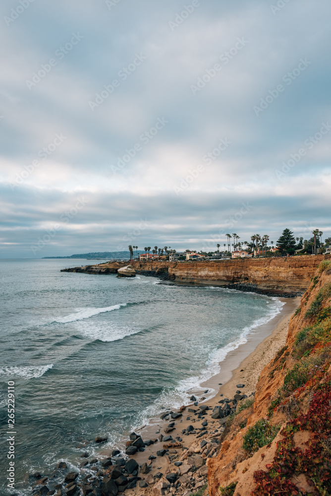 View of cliffs and the Pacific Ocean at Sunset Cliffs Natural Park, in Point Loma, San Diego, California