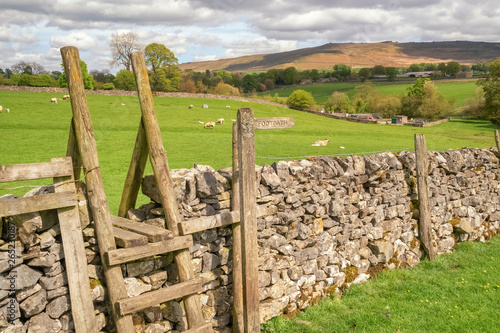 Fototapeta Naklejka Na Ścianę i Meble -  A Dales High Way is a long-distance footpath in northern England. It is 90 miles long and runs from Saltaire in West Yorkshire to Appleby. This section is between Skipton & Malham