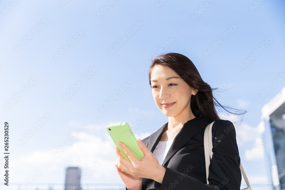 ビジネスウーマン　スマートフォン