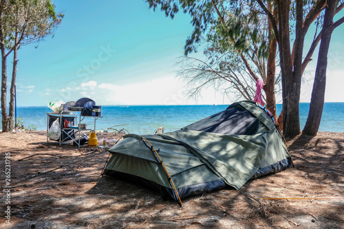 Fotografia A typical camping holiday in australia, using a swag and a bbq