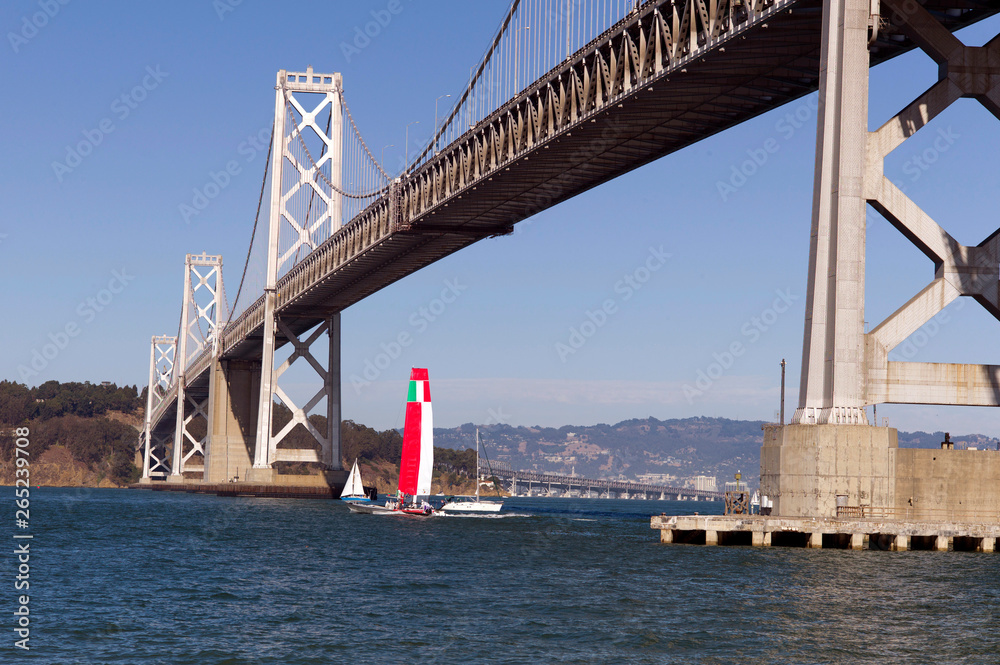 Fototapeta premium bay bridge and sail boat in san francisco