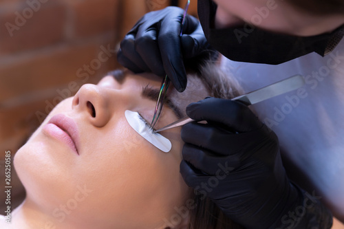 eyelash extension procedure in the beauty salon