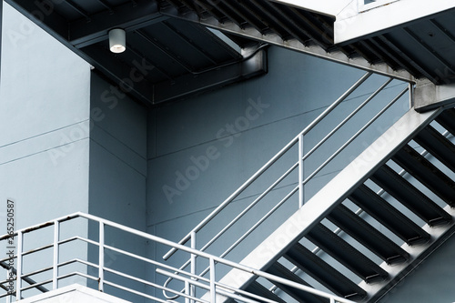 Tableau sur toile Escaleras de emergencia de plata en edificio gris de nueva construcción para eme