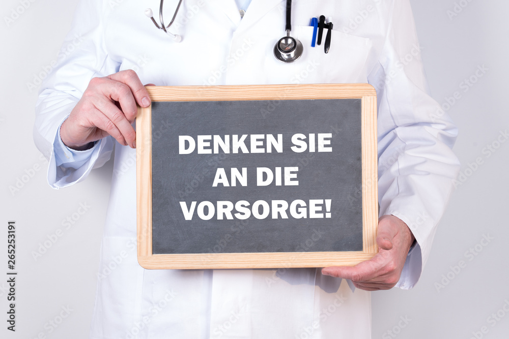 Arzt mit einer Tafel Denken Sie an die Vorsorge Arzt mit einer Tafel Denken Sie an die Vorsorge