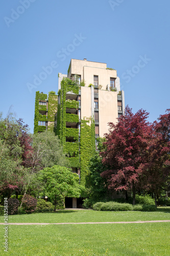 Apartment building with a large courtyard around the green