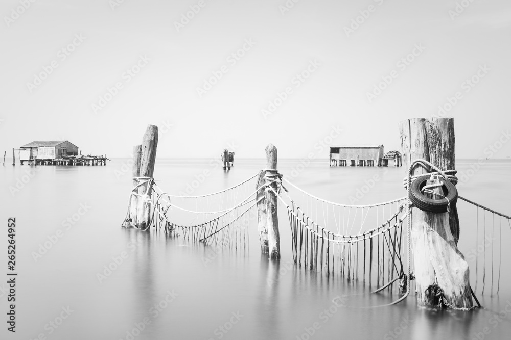 Fischernetze und Fischerhütten in der Lagune von Venedig