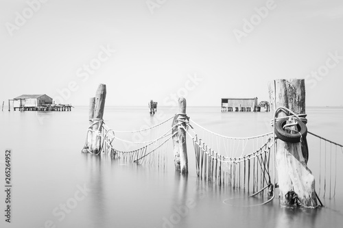 Obraz na płótnie Fischernetze und Fischerhütten in der Lagune von Venedig w salonie