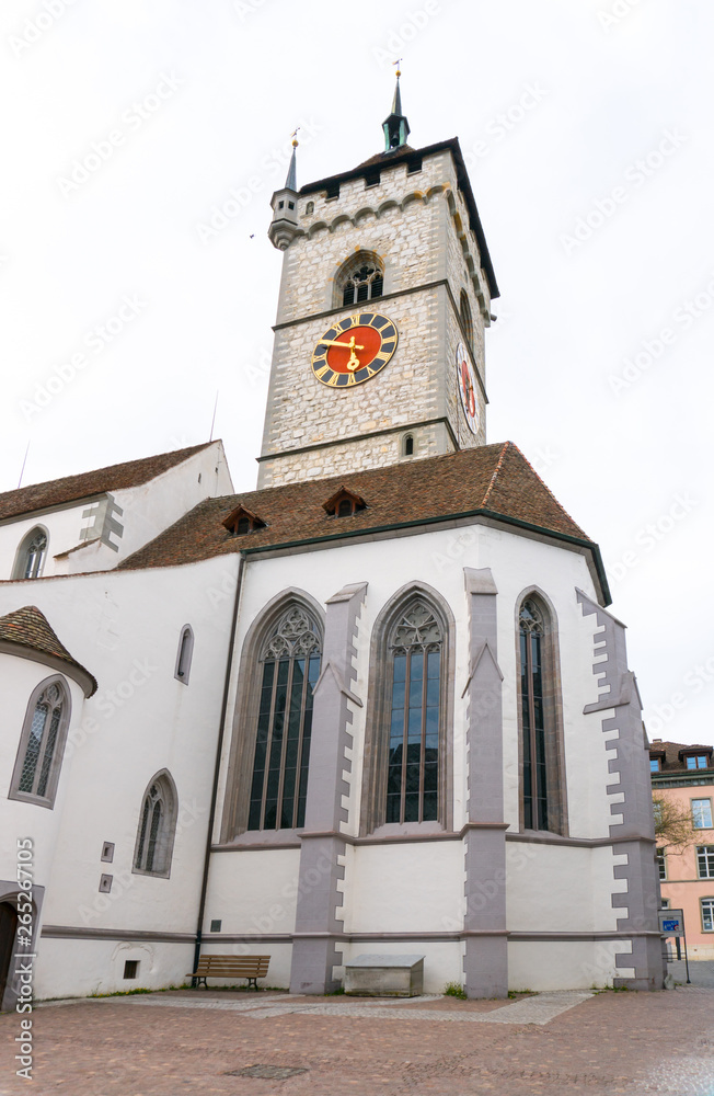 Fototapeta premium the Kirchhofplatz square with people and the Sankt Johann church