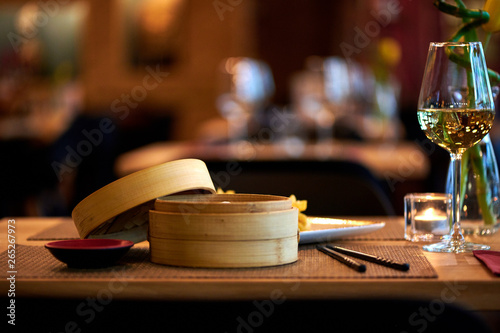 Fotografia Dim Sum in Bamboo Steamed Bowl asian Restaurant