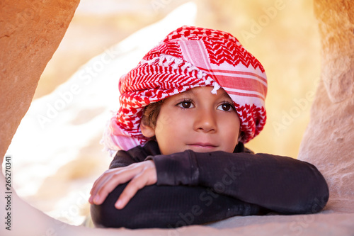 Bimbo con la kefia a Petra, Giordania  photo