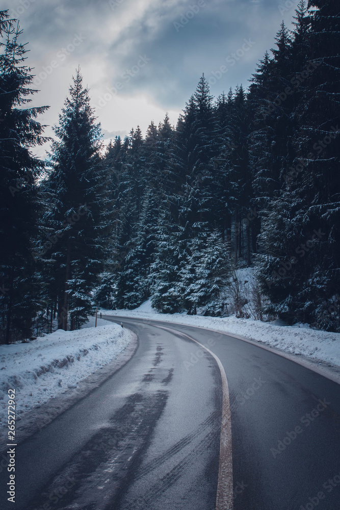 Winterlandschaft mit Straße im Wald Winterlandschaft mit Straße im Wald