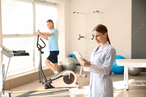 Female physiotherapist in r...