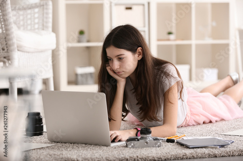Young female photographer w...