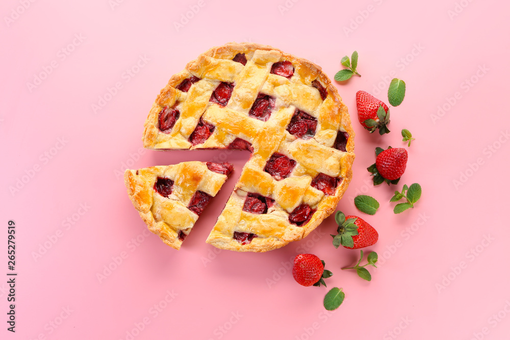 Tasty strawberry pie on color background - obrazy, fototapety, plakaty 