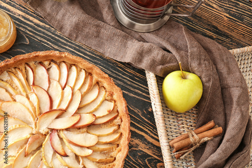 Homemade apple pie tart wit...