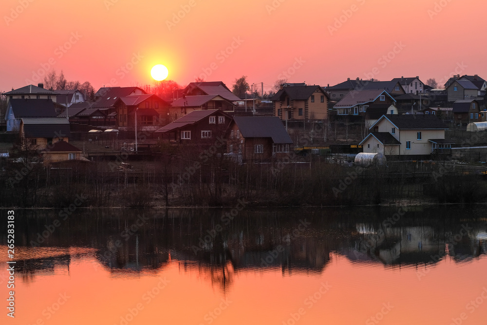 Obraz premium Landscape with the image of spring lake at sunset
