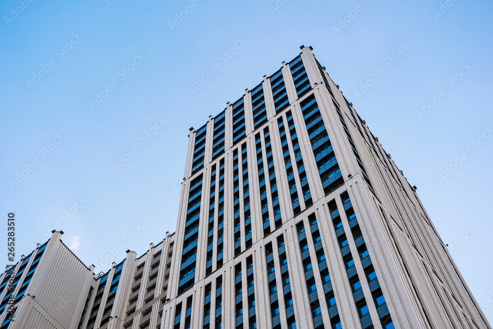 Obraz premium The wall of a multistory house