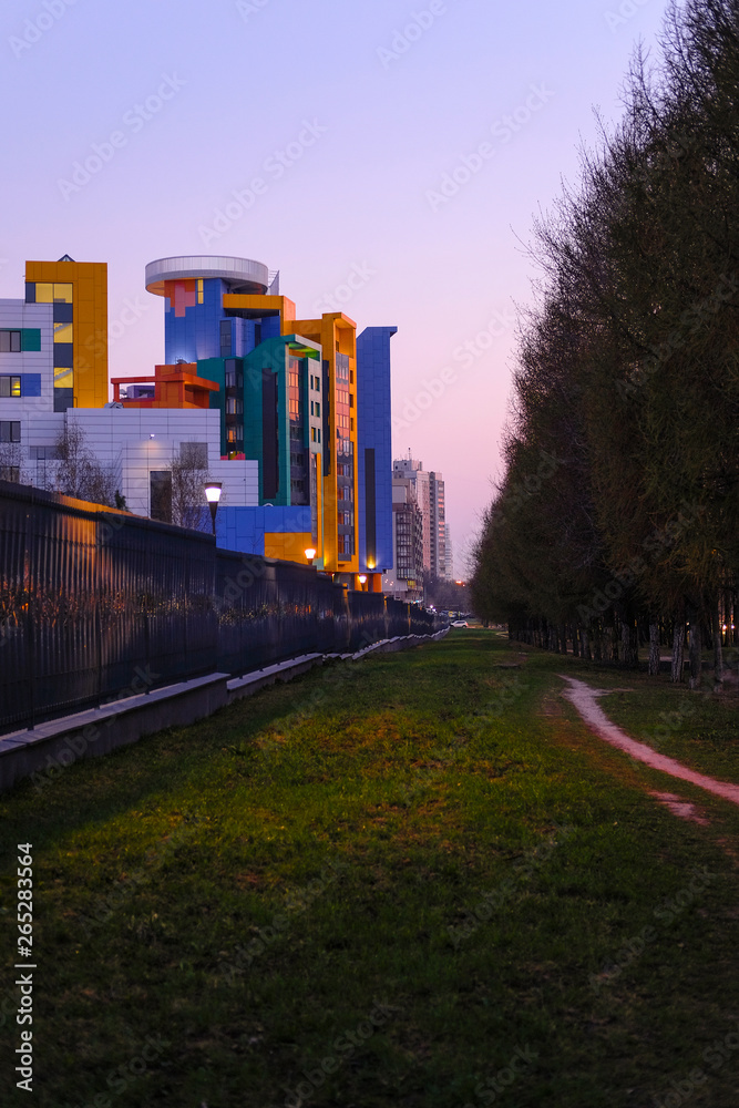 Fototapeta premium Moskwa, Rosja - 21 kwietnia 2019 r .: Dzielnica mieszkaniowa w Moskwie