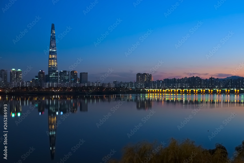 Obraz premium 韓国ソウル 漢江 第2ロッテワールドタワー 夕景